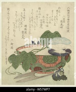 Liseron des champs en fleurs dans un bol en porcelaine, la feuille et d'un mauve, blanc et bleu, de fleurs des champs dans un bol en porcelaine avec de l'eau. Au premier plan une paire de ciseaux. Avec quatre poèmes qui mettent l'accent sur l'inflorescence du liseron des champs, les fleurs s'ouvrent tôt le matin et ferment avant midi. Un poème, par exemple, se lit comme suit : Les fleurs du vent doit avoir faim - ils ouvrent chaque matin avant le petit déjeuner. Différents types de plus en plus d'une activité bien-aimé windes dans la fin de la période Edo (1800-1868)., Yashima Gakutei (mentionné sur l'objet), Japon, 1810 - 1819, gravure sur bois, papier couleur, h 211 mm × W 186 mm Banque D'Images