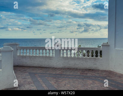 Nerja, Malaga, Espagne - 20 mars 2019 : Vue de la balustrade blanche d'une seule terrasse donnant sur la mer et les nuages en arrière-plan Banque D'Images