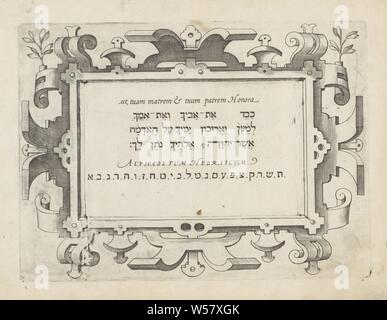 Par exemple écrit : ect, tuam matrem & Honora patrem tuum Alphabetum Hebraicum (titre sur l'objet) Theatrum artis scribendi (titre de la série), l'écriture par exemple avec trois lignes de texte et d'un alphabet en hébreu. L'exemple est situé dans un chariot. L'impression est partie d'un album, calligraphie, ornement, cartouche, volutes, strapwork, Jodocus Hondius (I), Amsterdam, 1614, papier, gravure, h 81 mm × W 128 mm × h 155 mm × W 121 mm Banque D'Images