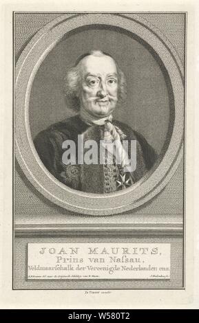 Portrait de Johan Maurits, comte de Nassau-Siegen Joan Maurits (titre sur l'objet), buste de Johan Maurits, comte de Nassau-Siegen dans un ovale. Le portrait s'appuie sur un socle sur lequel son nom et les informations sont écrites en trois lignes en néerlandais., Johan Maurits comte de Nassau-Siegen, Jacob Houbraken (mentionné sur l'objet), Amsterdam, 1749 - 1759, le papier, gravure, h 186 mm × W 118 mm Banque D'Images