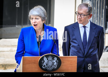 Le Premier ministre britannique Theresa peut fait son discours d'adieu avec mari Philip peut par son côté extérieur de 10 Downing Street avant sa démission que Banque D'Images