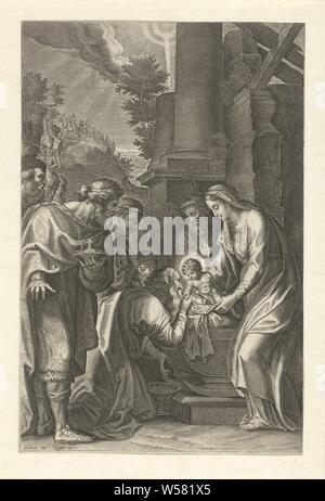 L'Adoration des Rois, Marie et Joseph montrent l'enfant Jésus aux trois sages. Les trois offrent l'enfant leurs dons. Dans l'arrière-plan des membres de leur entourage. Au loin l'étoile qui les mena à l'étable de Bethléem semble être l'adoration des rois : les sages présentent leurs cadeaux à l'enfant Jésus (or, encens et myrrhe), anonyme, Anvers, 1614 - 1650, papier, gravure, h 300 mm × W 200 mm Banque D'Images