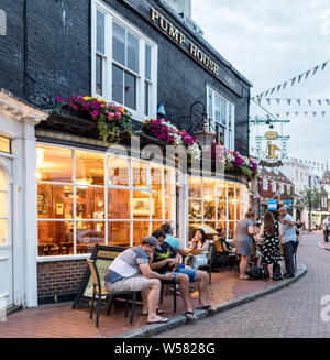 Pub anglais traditionnel dans les Lanes Brighton la nuit UK Banque D'Images