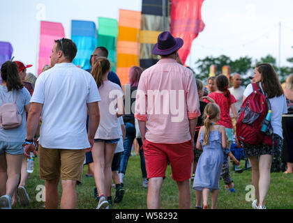 Crique de Lulworth, dans le Dorset, 26 juillet 2019. foule arrivant et la marche autour du camp Bestival, Dorset, Lulworth Crédit : Dawn/Fletcher-Park Alamy Live News Banque D'Images