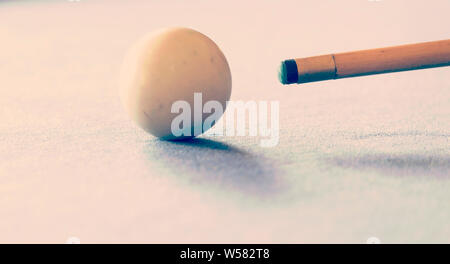 De billard et la boule blanche dans les eaux peu profondes se concentrer sur une table de billard avec retro style effet filtre Instagram Banque D'Images