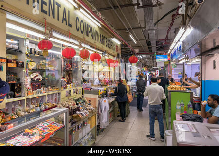 Boutiques et stands de nourriture à Chungking Mansions, Nathan Road, Tsim Sha Tsui, Kowloon, Hong Kong, Chine Banque D'Images