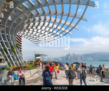 L'Avenue des Stars à l'égard d'immeubles de grande hauteur sur l'île de Hong Kong, Tsim Sha Tsui, Kowloon, Hong Kong, Chine Banque D'Images
