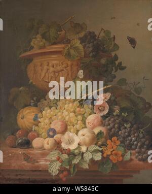 Nature morte avec fleurs et fruits, Nature morte avec fleurs et fruits. Dans l'avant-plan blanc et bleu raisin, pêches, prunes, un melon, framboises et une branche de cerisier indien. Derrière ce un vase décoratif orné de putti jouant dans lequel la vigne et le raisin. Il y a des papillons parmi les fruits., Eelke Jelles Eelkema, 1824, toile, de la peinture à l'huile (peinture), H 91 cm × w 76 cm d 9,5 cm Banque D'Images