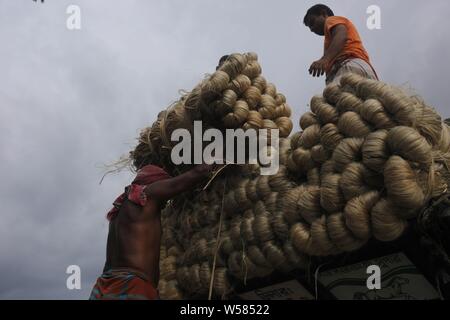 Le 26 juillet 2019, Kurigram, Bangladesh : charge de travail ensemble jute à partir d'un bateau à un camion pour livrer une usine, près de Bhogdanga, Kurigram. Credit : MD Mehedi Hasan/ZUMA/Alamy Fil Live News Banque D'Images