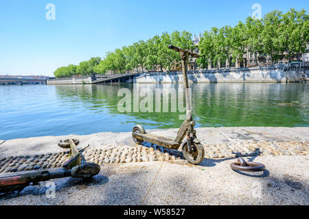 Des scooters électriques trouvés et récupérés de la rivière appelée la "aone" à Lyon. France, Europe Banque D'Images