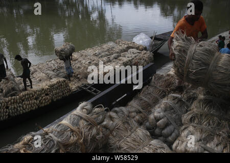 Le 26 juillet 2019, Kurigram, Bangladesh : charge de travail ensemble jute à partir d'un bateau à un camion pour livrer une usine, près de Bhogdanga, Kurigram. Credit : MD Mehedi Hasan/ZUMA/Alamy Fil Live News Banque D'Images