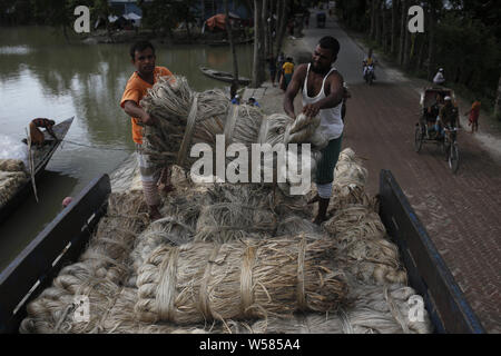 Le 26 juillet 2019, Kurigram, Bangladesh : charge de travail ensemble jute à partir d'un bateau à un camion pour livrer une usine, près de Bhogdanga, Kurigram. Credit : MD Mehedi Hasan/ZUMA/Alamy Fil Live News Banque D'Images