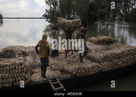 Le 26 juillet 2019, Kurigram, Bangladesh : charge de travail ensemble jute à partir d'un bateau à un camion pour livrer une usine, près de Bhogdanga, Kurigram. Credit : MD Mehedi Hasan/ZUMA/Alamy Fil Live News Banque D'Images