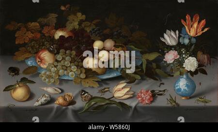 Nature morte avec fruits et fleurs nature morte avec fruits et fleurs, de la Nature morte avec fruits et fleurs. Sur une nappe blanche quelques fruits sur un plat en porcelaine et un bouquet de fleurs dans un vase en porcelaine. En outre, de coquillages, de certains insectes, les coléoptères, fourmis, papillons, sauterelles, une chenille et les araignées, toujours la vie des plantes, fleurs et fruits, d'insectes : grass-bac, les insectes : papillon, les mollusques (escargots, shell-shell etc.), Balthasar van der Ast (mentionné sur l'objet), 1620 - 1621, de bord, de la peinture à l'huile (peinture), support : h 39,2 cm × 69,8 cm w sightsize : h 39,4 cm × 68,4 cm w Banque D'Images