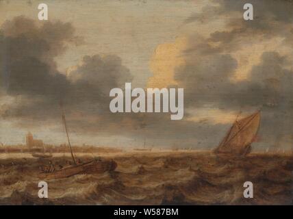 Bateaux de pêche dans les eaux agitées, Paysage marin avec plusieurs petits bateaux de pêche en eaux troubles. Au loin le profil d'une ville à terre, côte, mer (marins), voile de bateau, bateau à voile, Jan Porcellis, ch. 1630, tableau de bord, de la peinture à l'huile (peinture), support : h 24,1 cm × w 34,5 cm d 4,8 cm Banque D'Images