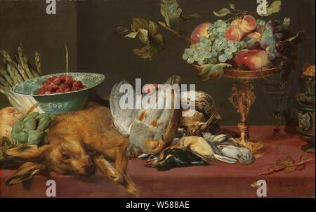 Nature morte au petit gibier et de fruits, nature morte avec fruits et jeu. Sur une table sont un lièvre, oiseaux morts, un artichaut, un bouquet d'asperges, un bol de fraises, une tazza avec les raisins, les pêches et les prunes, une façon-la-Venise et une cruche en verre., Frans Snijders, 1600 - 1657, la peinture à l'huile (peinture), de bord, peinture, H 57 cm × w 88 cm d 7,5 cm Banque D'Images