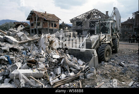 25 avril 1993 pendant la guerre en Bosnie : à Stari Vitez, une pelle de l'armée britannique au cours de la blocaille efface récupération des corps à partir de la présidence de guerre bosniaque, démolie par un camion piégé quelques jours avant. Banque D'Images