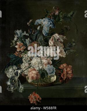 Nature morte avec fleurs, nature morte avec fleurs. Sur une table est un vase en verre avec un bouquet de tulipes, roses, pivoines, oeillets, iris, coquelicots et lilas, les fleurs dans un vase, les fleurs coupées, nosegay, bouquet de fleurs, fleurs, Cornelia van der Mijn (signé par l'artiste), 1762, toile, de la peinture à l'huile (peinture), H 77 cm × w 64 cm d 7 cm Banque D'Images