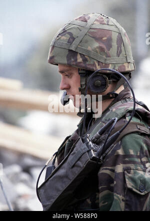 25 avril 1993 pendant la guerre en Bosnie : dans la région de Stari Vitez, un soldat britannique de the Cheshire Regiment se trouve dans les décombres de la guerre de Bosnie, la présidence, démolie par un camion piégé quelques jours plus tôt. Il est à regarder l'opération pour récupérer les corps. Banque D'Images