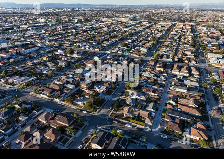 Vue aérienne de l'après-midi de classe moyenne des foyers et des rues dans le comté de Los Angeles, en Californie. Banque D'Images