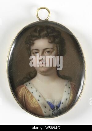 Portrait d'Anne Stuart (1665-1714), reine d'Angleterre. L'épouse de Georges de Danemark, la reine d'Angleterre. L'épouse de Georges de Danemark. Buste, en face. Après le portrait par Kneller à partir de 1703. Une partie de la collection de miniatures, Anna Stuart (Reine d'Angleterre et l'Ecosse), Charles Boit, 1703 - 1727, le cuivre (métal), verre, H 5,3 cm × w 3,9 cm × 0,6 cm d Banque D'Images