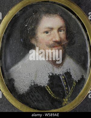 Portrait d'un homme, Portrait d'un homme. Buste à droite, face à l'avant. Autrefois considéré comme un portrait du Prince Willem Philips (1554-1618), Prince d'Orange et comte de Buren. Une partie de la collection de miniatures portrait, historique des personnes non connues de nom, anonyme, Hollande, 1635, parchemin (animale), de la peinture à l'huile (peinture), métal, H 3,7 cm × w 3,1 cm h 4,4 cm × w 3,4 cm × 0,3 cm d Banque D'Images