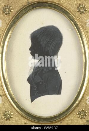 Portrait d'un garçon inconnu, Silhouette portrait d'un garçon inconnu. Autrefois considérée comme un portrait de Willem Frederik (1772-1843), Prince d'Orange-Nassau, le fils aîné de Willem C. buste à gauche. Une partie de la collection de miniatures., Historique des personnes qui ne sont pas connus par nom, garçon (enfant entre tout-petits et les jeunes), anonyme, la Hollande, l'c. 1790 - c. 1795, le papier, le bois (matière végétale), métal, H 6 cm × w 4,3 cm h 10,7 cm × w de 8,2 cm × 1,5 cm d Banque D'Images