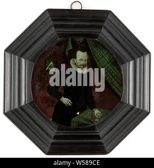 Portrait d'un homme, Portrait d'un homme. Demi-longueur, debout près de la table avec la main gauche appuyée sur un livre et la main droite sur le côté. En haut à gauche le blason de la famille, des personnes qui ne sont pas historiques connus par nom, anonyme, Holland, ch. En 1595, le verre, le bois (matière végétale), d 9 cm h 14,2 cm × 13,7 cm × w d 3 cm Banque D'Images