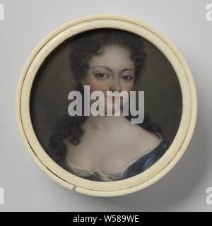 Portrait de femme, Portrait d'une femme. Buste, légèrement vers la droite. Sur le couvercle d'une boîte d'ivoire. Une partie de la collection de miniatures., Historique des personnes qui ne sont pas connus par nom - BB - femme, Jan Frans van Douven (attribué à), 1666 - 1727, de l'argent (métal), de la peinture à l'huile (peinture), ivoire, d 5,5 cm × H 1,8 cm Banque D'Images