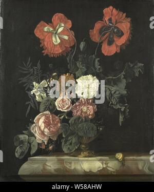 Nature morte avec fleurs, fleurs nature morte. Un vase avec un bouquet de roses et coquelicots sur un socle en marbre. Parmi les fleurs un peu de papillons, sur la plinthe un escargot., Nicolaes Lachtropius, 1667, toile, de la peinture à l'huile (peinture), H 63 cm × w 52 cm d 6 cm Banque D'Images