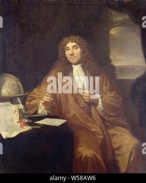 Portrait d'Anthonie van Leeuwenhoek, zoologiste et philosophe naturel à Delft, Portrait d'Anthonie van Leeuwenhoek (1632-1723), né à Delft. Knee-pièces assis à une table avec une attestation de sa nomination en tant que membre de la Société royale de Londres par Charles II. En outre, un globe et un jeux d'encre, il est titulaire d'un compas, Delft, Antoine van Leeuwenhoek, Jan Verkolje (I), 1680 - 1686, la toile, la peinture à l'huile (peinture), H 56 cm × w 47,5 cm Banque D'Images