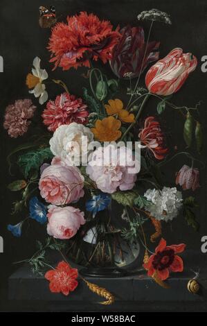 Nature morte avec fleurs dans un vase en verre, nature morte avec fleurs dans un vase en verre sur une feuille de pierre. Avec Bouquet de fleurs, ao jour rose (blanc, rose), blé, cow parsley, œillet (rouge-blanc), trosnarcis, ampoule de couchage, tulip (rouge-blanc), pois, dog rose, chèvrefeuille, lapflower, Gueldre, anemone rose (rouge) une anémone sur la plinthe (rouge), de plus une atalanta papillon, une chenille de psi, une chenille papillons, scarabées, fourmis et autres insectes, araignées et un escargot., Jan Davidsz. De Heem, 1650 - 1683, le cuivre (métal), de la peinture à l'huile (peinture), h 54,5 cm × w 36,5 cm d 7,8 cm Banque D'Images
