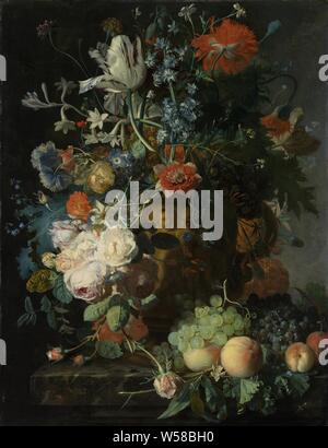 Nature morte avec fleurs et fruits, Nature morte avec fleurs et fruits. Dans un pot en terre cuite décorée avec des putti, sur un socle en marbre, est un bouquet de fleurs, notamment des roses, d'anémones, coquelicots, tulipes et fleurs de l'ongle. Le raisin et les pêches se situent sur la plinthe., Jan van Huysum, ch. 1721, tableau de bord, de la peinture à l'huile (peinture), H 81 cm × w 61 cm d 9 cm Banque D'Images