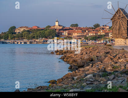 Le moulin à vent en bois sur l'isthme (Nessebar Nessebar), Burgas Province, sur la côte bulgare de la mer Noire. Banque D'Images