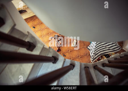 Vue d'en haut des escaliers sur le petit bébé Garçon jouant avec des jouets, spy sur le bébé quand il joue, heureux de dépenser du temps à la maison Banque D'Images