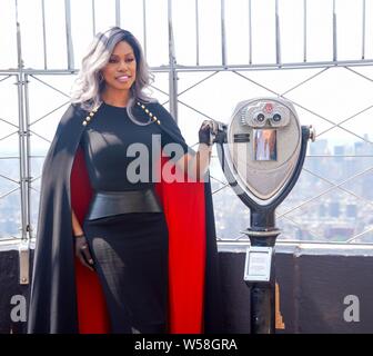 New York, NY, USA. 26 juillet, 2019. Laverne Cox présents pour ORANGE EST LE NOUVEAU NOIR, exprimées à l'Empire State Building, l'Empire State Building, New York, NY, le 26 juillet 2019. Credit : Eli Winston/Everett Collection/Alamy Live News Banque D'Images