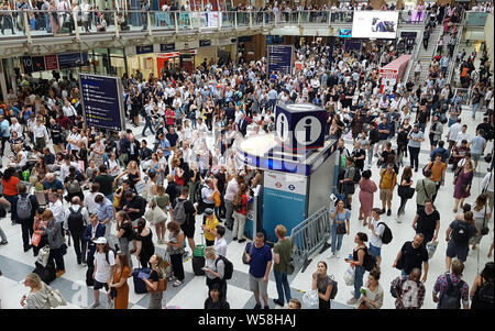 Les banlieusards d'attente à la gare de Liverpool Street en temps chaud continue de provoquer des perturbations et des annulations de trains, après les dommages aux câbles aériens entre Luton et Londres St Pancras International est produite hier. Banque D'Images