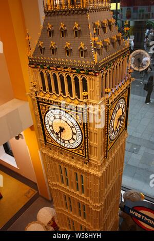 Le modèle de la tour de l'horloge à Londres, la grande échelle bien réalisés avec des briques de jouets pour les enfants à jouer Banque D'Images