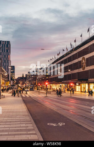 Editorial 28.3.2019 Stockholm Suède les tramways et les piétons sur la rue Klarabergs au coucher du soleil et la façade de Åhlens stor Banque D'Images