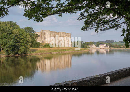 Château de Carew in early morning light, Pembrokeshire, Pays de Galles, Royaume-Uni. Banque D'Images