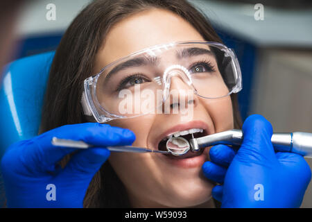 Jeune patient femme en verres de sécurité de canal de cure en clinique, Close up Banque D'Images