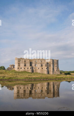 Château de Carew in early morning light, Pembrokeshire, Pays de Galles, Royaume-Uni. Banque D'Images