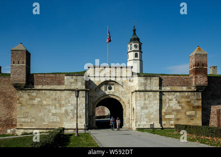 Belgrade / Serbie - 15 octobre 2013 : parc de Kalemegdan Stambol Gate Château et tour de l'horloge. Belgrade Banque D'Images