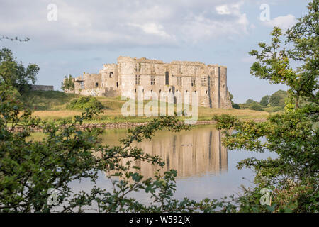 Château de Carew in early morning light, Pembrokeshire, Pays de Galles, Royaume-Uni. Banque D'Images