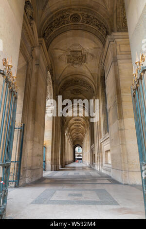 Nice shot à angle faible de la passerelle en arc extérieur de l'aile Richelieu avec un beau plafond ornementé et sol carrelé menant à la rue... Banque D'Images