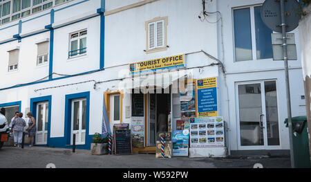 Albufeira, Portugal - 3 mai 2018 : l'atmosphère de la rue et une boutique de souvenirs et de restaurants dans une architecture de centre-ville animé, où les touristes Banque D'Images