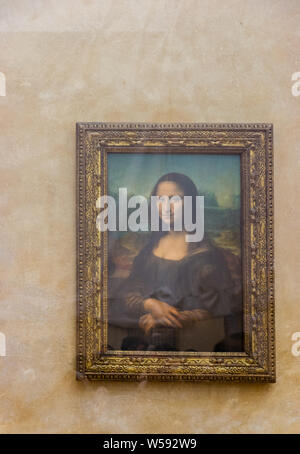 La célèbre Joconde peinture de l'artiste italien de la Renaissance Léonard de Vinci accroché dans le musée du Louvre dans une boîte scellée pour le protéger... Banque D'Images