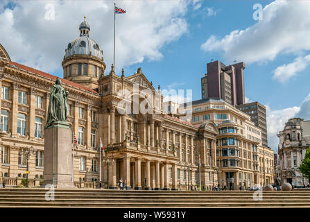 Statue de la reine Victoria en face du musée et de la galerie d'art de Birmingham et du Council House, Birmingham, Angleterre, Royaume-Uni. Banque D'Images