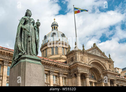 Statue de la reine Victoria en face du musée et de la galerie d'art de Birmingham et du Council House, Birmingham, Angleterre, Royaume-Uni Banque D'Images