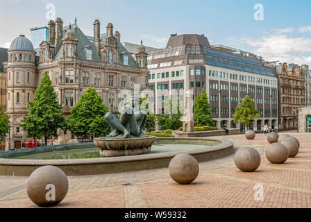 Œuvres d'art devant le musée et la galerie d'art de Birmingham, Angleterre. Banque D'Images